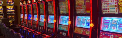 Pemain qqq998 merayakan kemenangan besar dari permainan slot dan kasino live